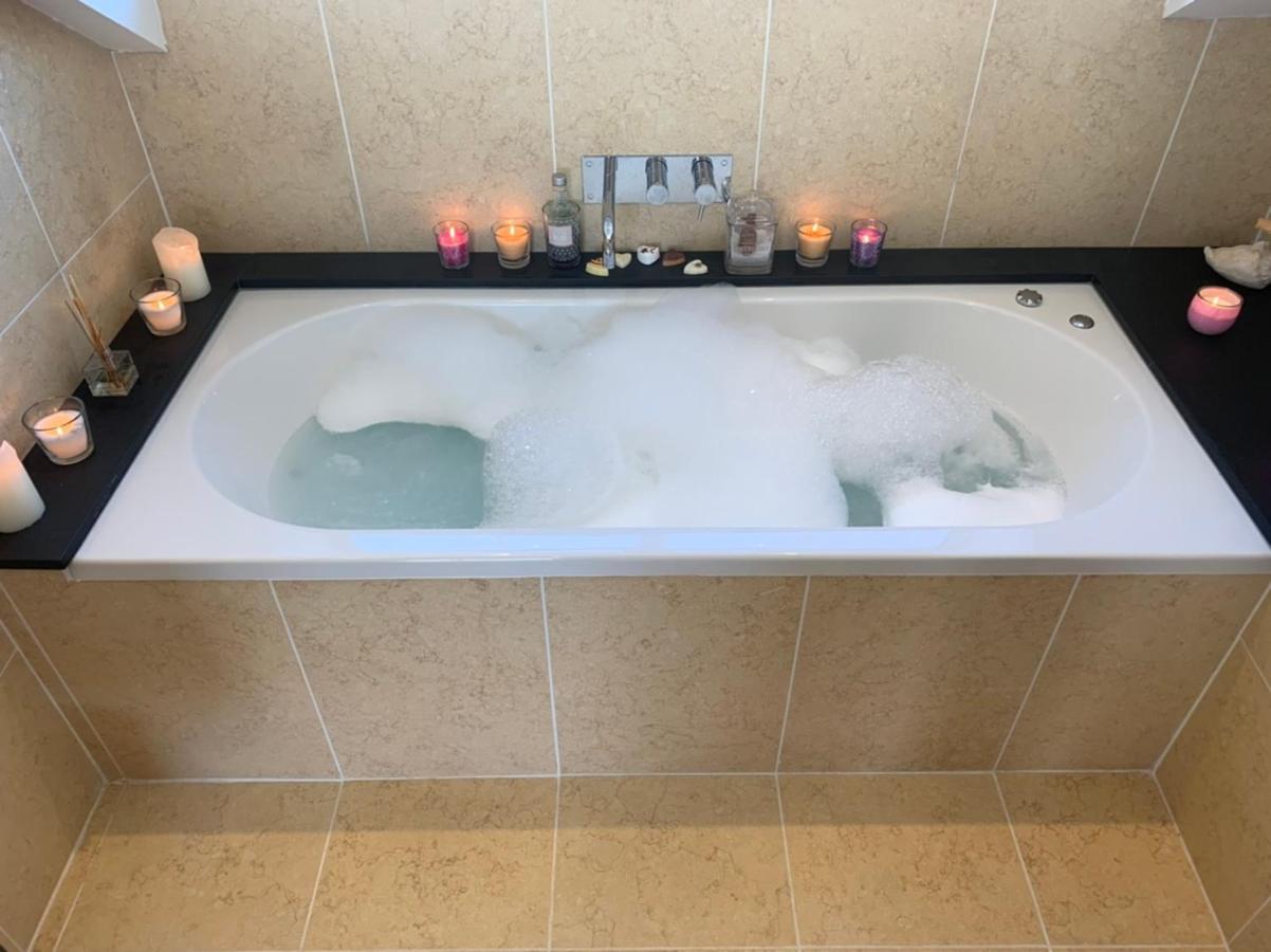 The Penthouse Bowness Luxury Loft Jacuzzi Bath & Complimentary Lakeview Spa Membership Экстерьер фото