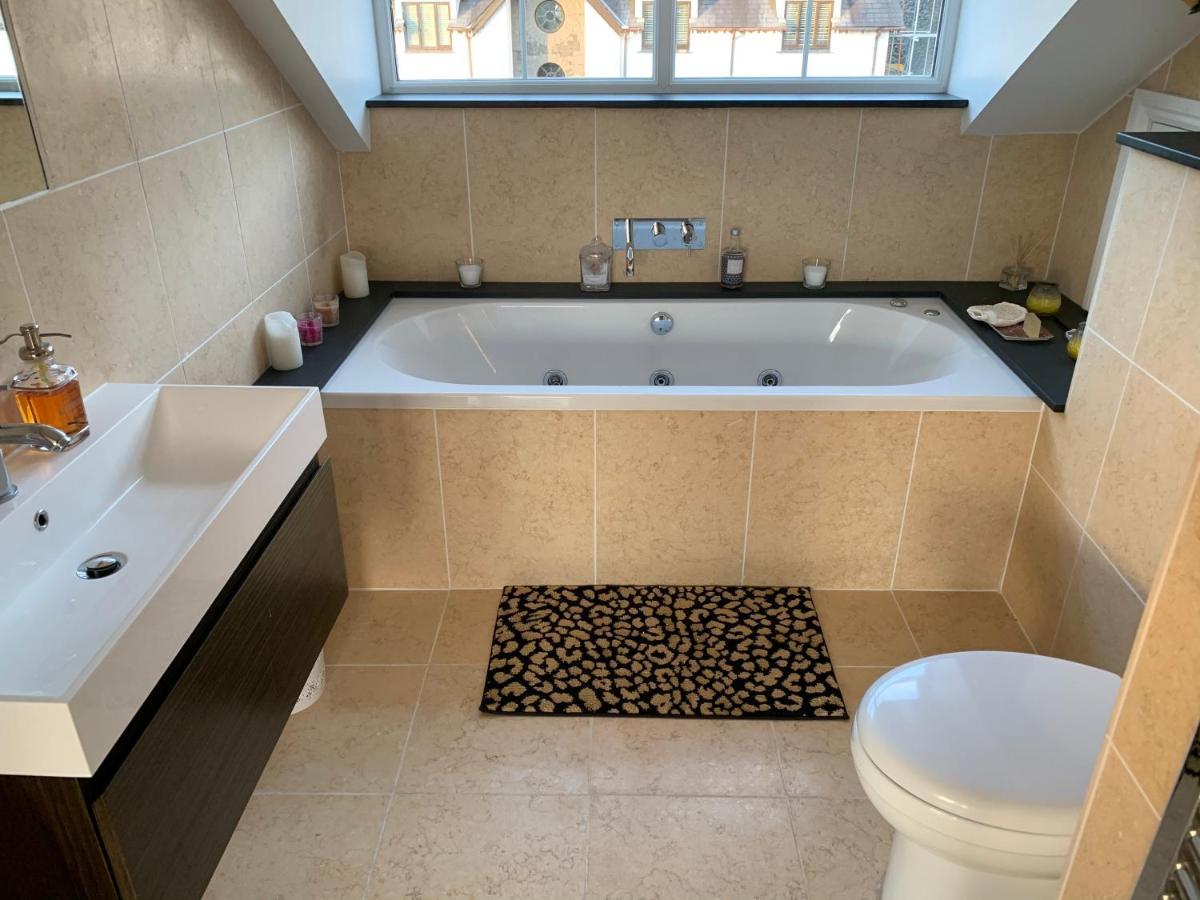 The Penthouse Bowness Luxury Loft Jacuzzi Bath & Complimentary Lakeview Spa Membership Экстерьер фото