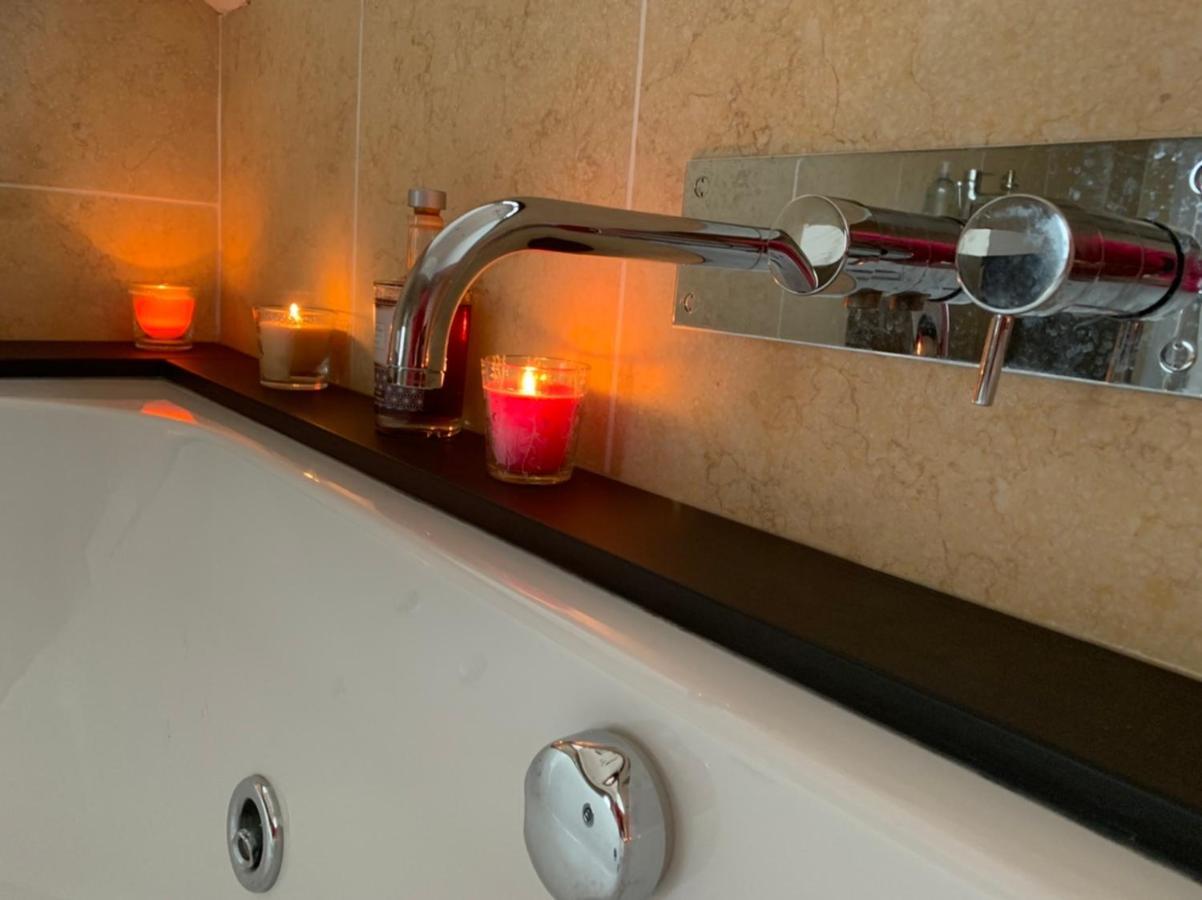 The Penthouse Bowness Luxury Loft Jacuzzi Bath & Complimentary Lakeview Spa Membership Экстерьер фото