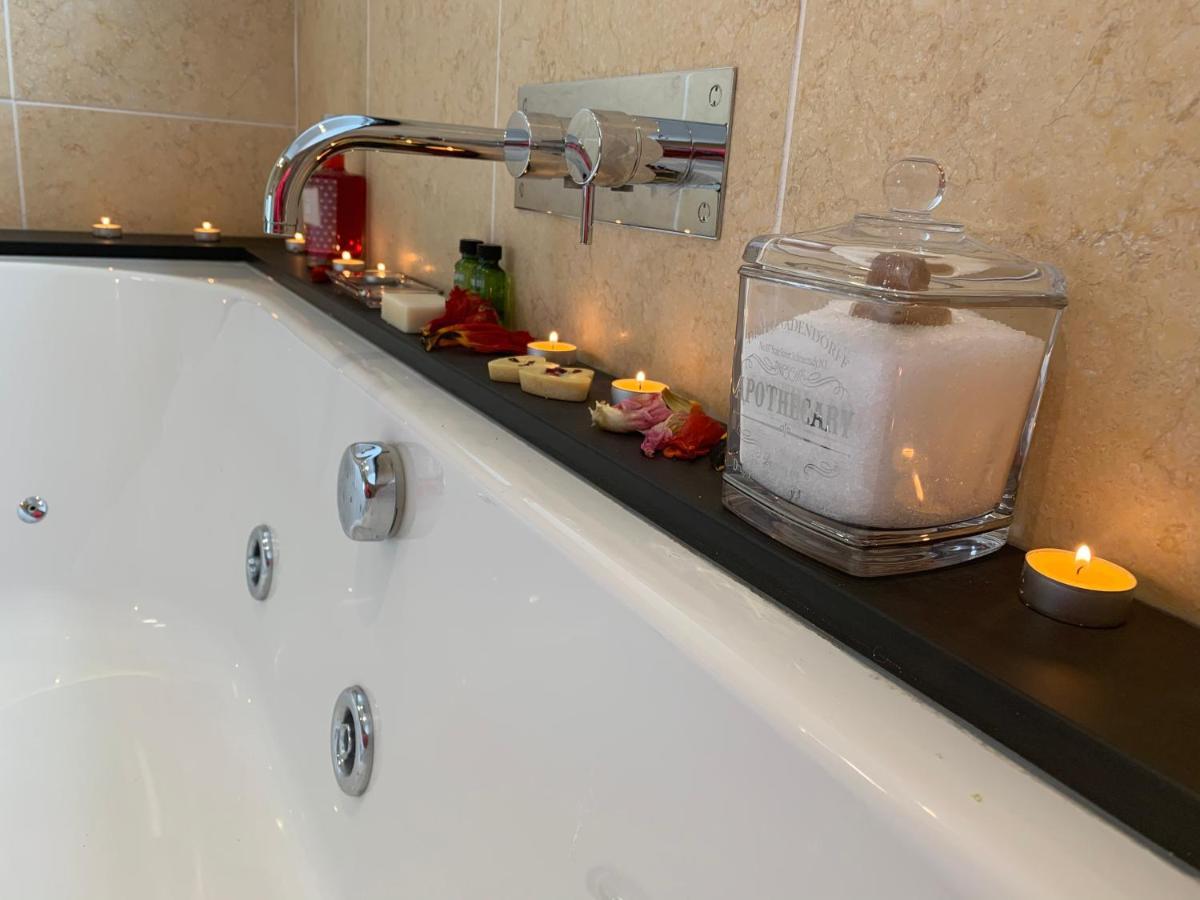 The Penthouse Bowness Luxury Loft Jacuzzi Bath & Complimentary Lakeview Spa Membership Экстерьер фото
