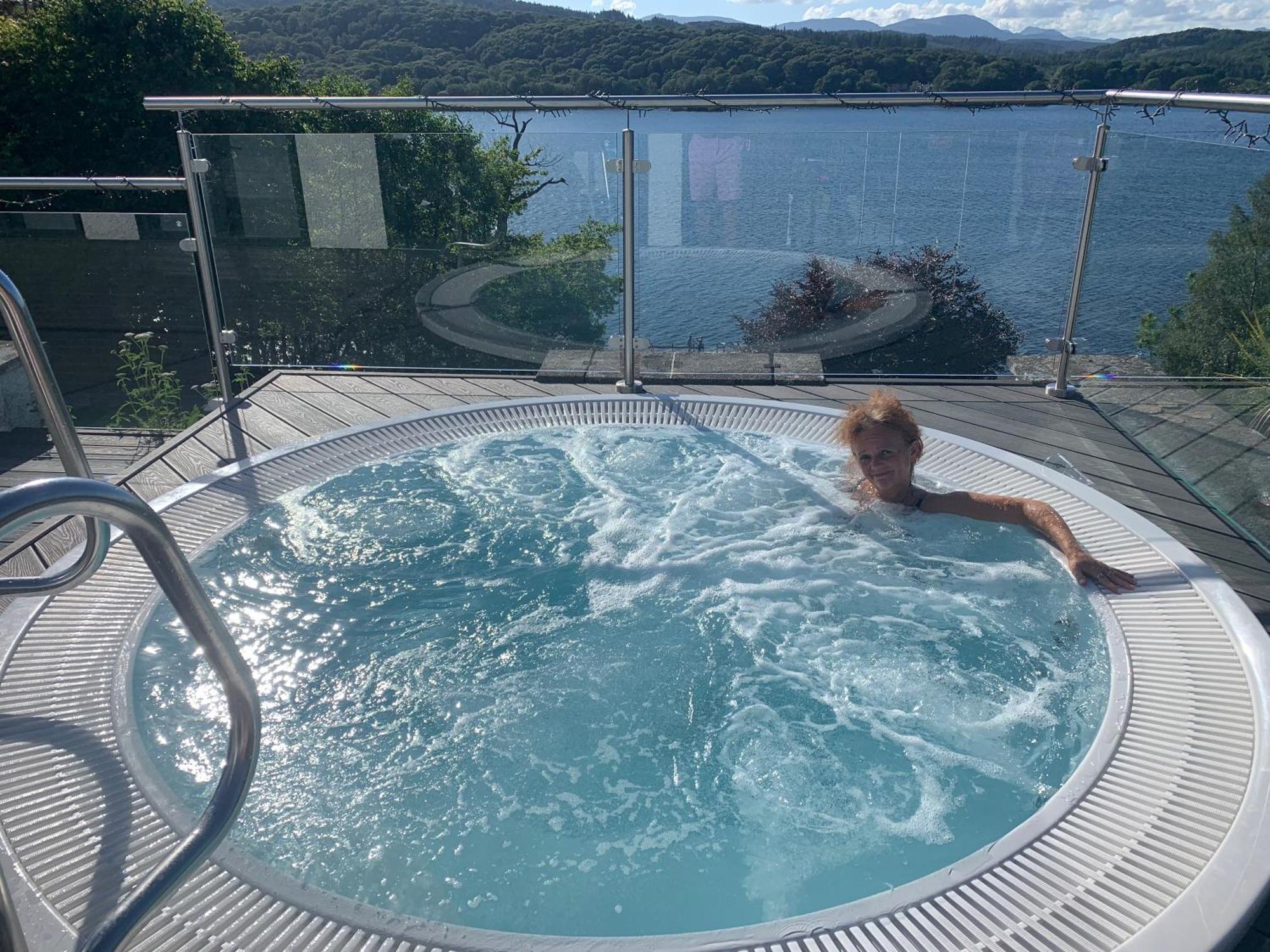 The Penthouse Bowness Luxury Loft Jacuzzi Bath & Complimentary Lakeview Spa Membership Экстерьер фото